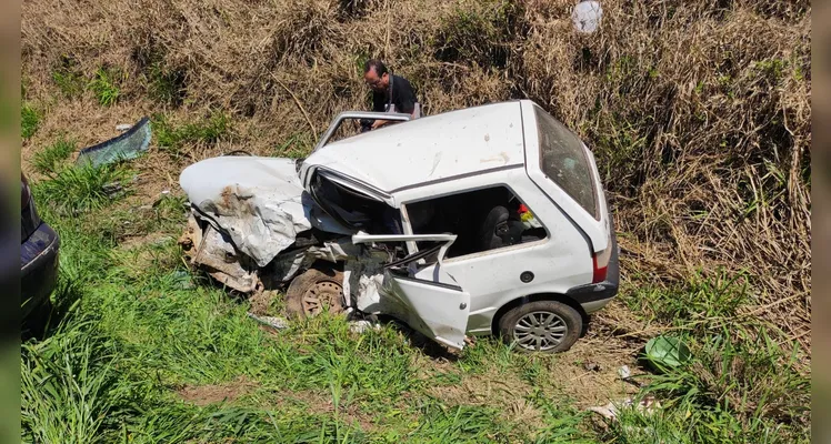 Colisão frontal entre dois carros mata três pessoas e dois feridos, na PR-340, em Castro |