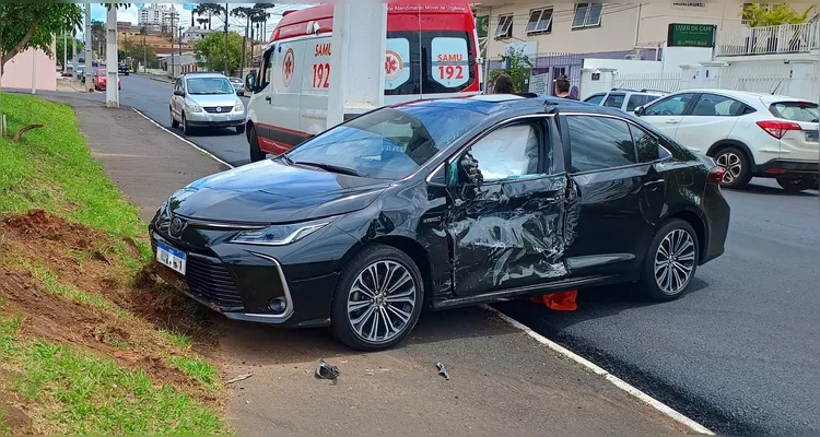 Ocupantes do carro tiveram ferimentos leves.