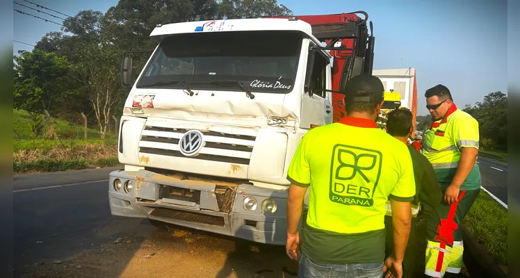 Engavetamento entre caminhões deixa dois feridos na BR-376 em PG