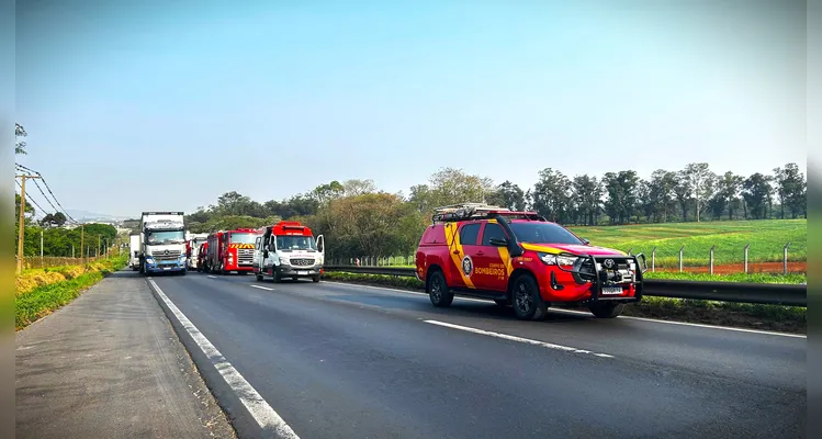 Engavetamento entre caminhões deixa dois feridos na BR-376 em PG