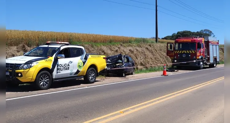 Colisão frontal entre dois carros mata três pessoas e dois feridos, na PR-340, em Castro |