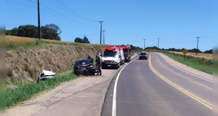 Colisão frontal entre dois carros mata três pessoas e dois feridos, na PR-340, em Castro |