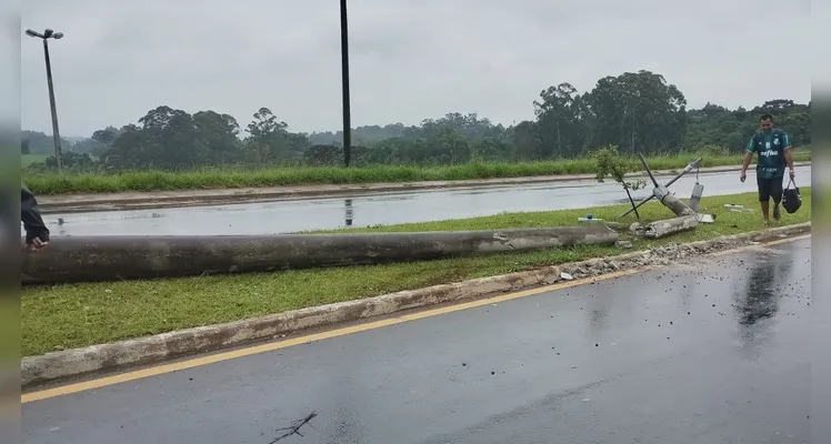 Poste caiu no canteiro central da avenida e, portanto, não bloqueou o trânsito