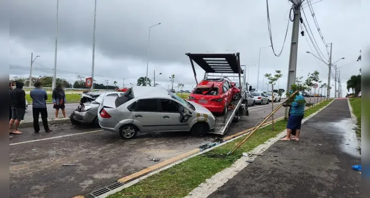 Carro em alta velocidade bate em quatro veículos estacionados na Linha Verde, em Curitiba |