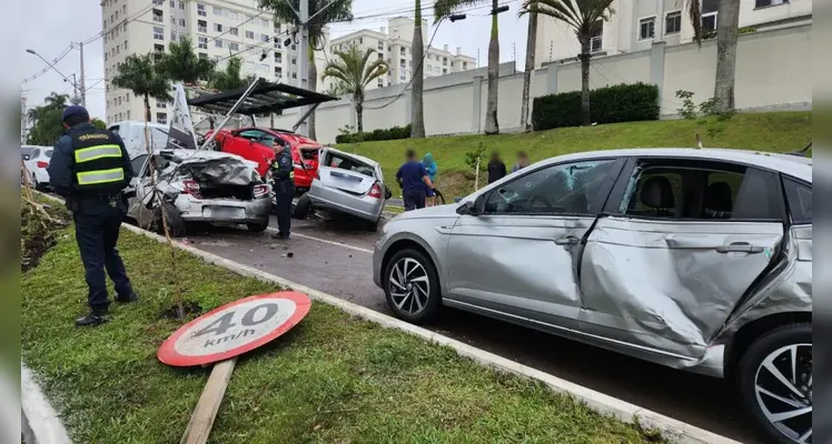 Carro em alta velocidade bate em quatro veículos estacionados na Linha Verde, em Curitiba |