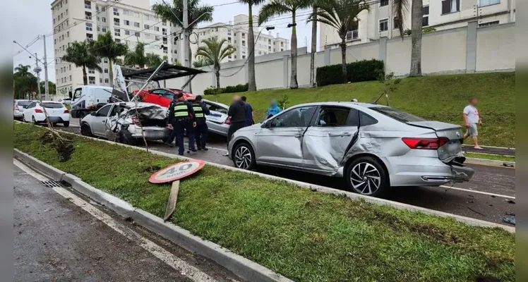 Carro em alta velocidade bate em quatro veículos estacionados na Linha Verde, em Curitiba |