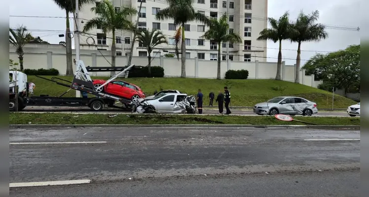 Carro em alta velocidade bate em quatro veículos estacionados na Linha Verde, em Curitiba |