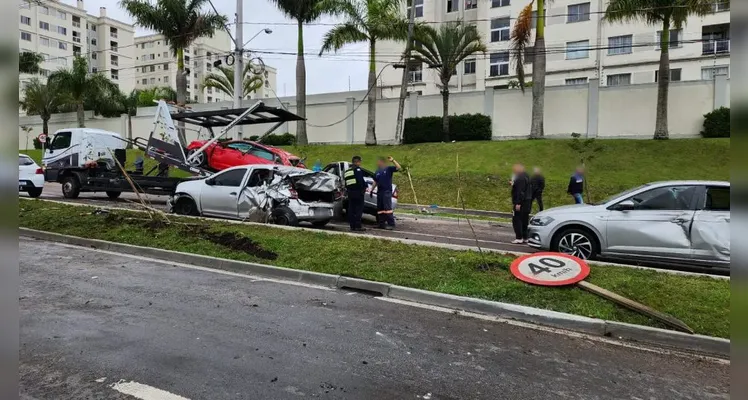 Carro em alta velocidade bate em quatro veículos estacionados na Linha Verde, em Curitiba |