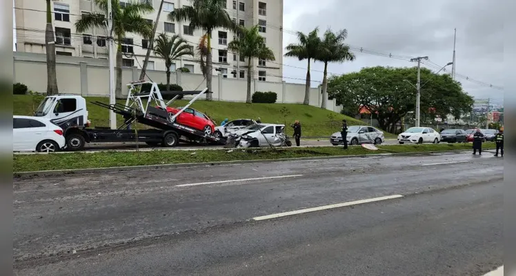 Carro em alta velocidade bate em quatro veículos estacionados na Linha Verde, em Curitiba |