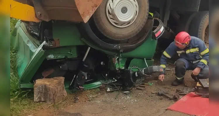 Militares realizaram o resgate do motorista.