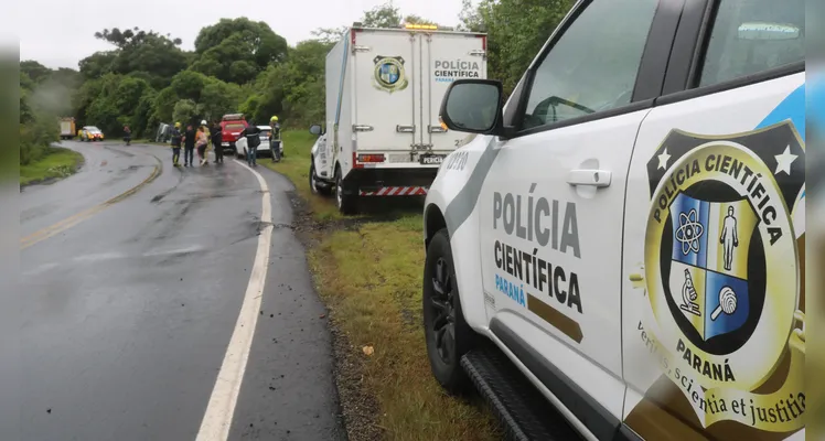 Caminhoneiro morre após veículo capotar na PR-151, entre Ponta Grossa e Palmeira, na tarde deste sábado (2) |