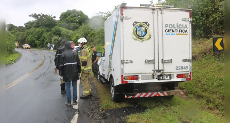 Caminhoneiro morre após veículo capotar na PR-151, entre Ponta Grossa e Palmeira, na tarde deste sábado (2) |