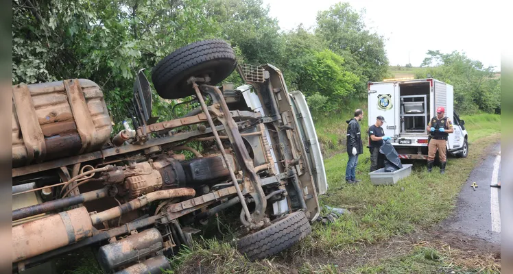 Caminhoneiro morre após veículo capotar na PR-151, entre Ponta Grossa e Palmeira, na tarde deste sábado (2) |