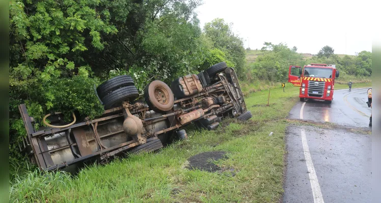 Caminhoneiro morre após veículo capotar na PR-151, entre Ponta Grossa e Palmeira, na tarde deste sábado (2) |