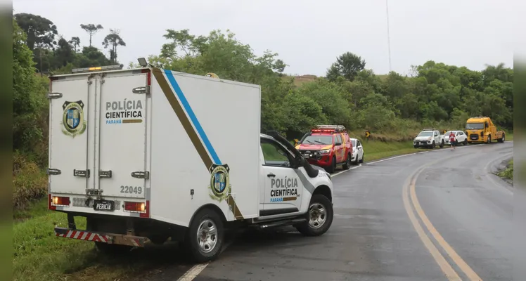 Caminhoneiro morre após veículo capotar na PR-151, entre Ponta Grossa e Palmeira, na tarde deste sábado (2) |