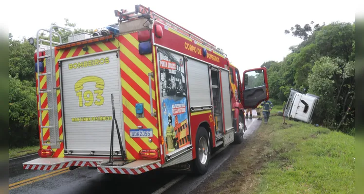 Caminhoneiro morre após veículo capotar na PR-151, entre Ponta Grossa e Palmeira, na tarde deste sábado (2) |