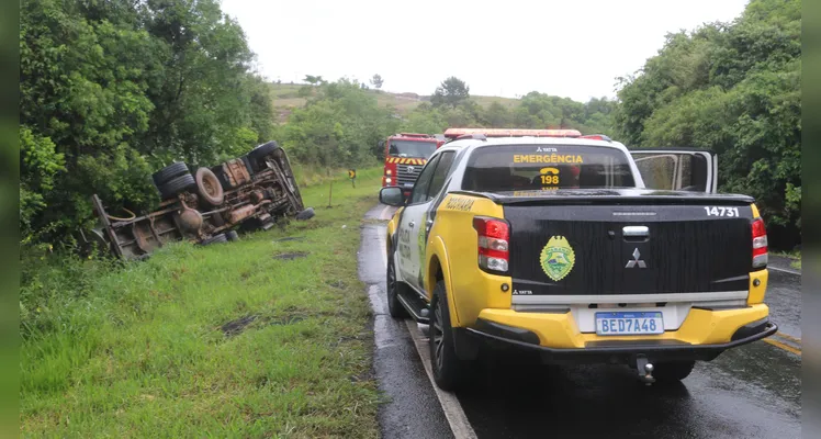 Caminhoneiro morre após veículo capotar na PR-151, entre Ponta Grossa e Palmeira, na tarde deste sábado (2) |