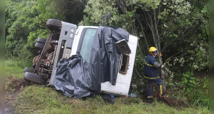 Caminhoneiro morre após veículo capotar na PR-151, entre Ponta Grossa e Palmeira, na tarde deste sábado (2) |