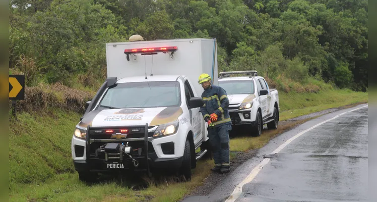 Caminhoneiro morre após veículo capotar na PR-151, entre Ponta Grossa e Palmeira, na tarde deste sábado (2) |