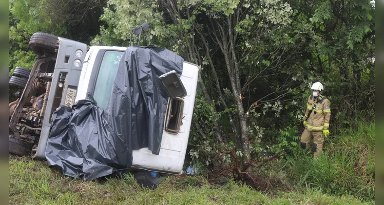 Caminhoneiro morre após veículo capotar na PR-151, entre Ponta Grossa e Palmeira, na tarde deste sábado (2) |