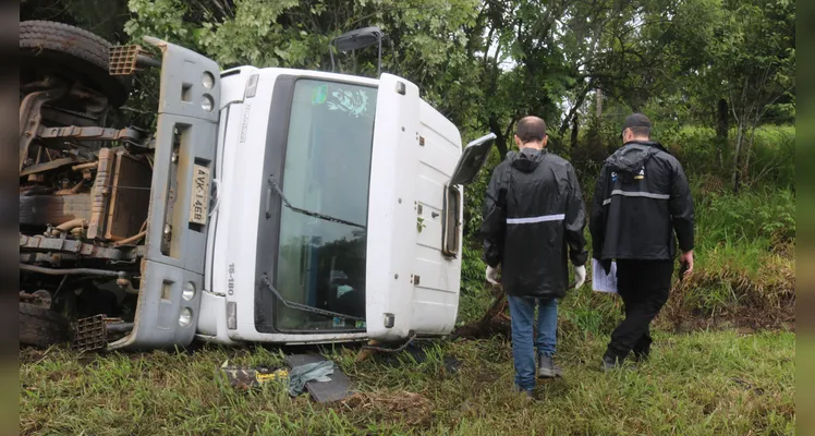 Caminhoneiro morre após veículo capotar na PR-151, entre Ponta Grossa e Palmeira, na tarde deste sábado (2) |