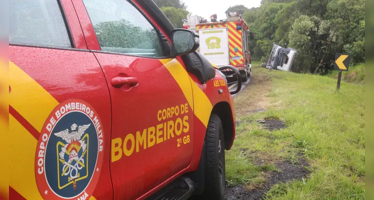 Caminhoneiro morre após veículo capotar na PR-151, entre Ponta Grossa e Palmeira, na tarde deste sábado (2) |