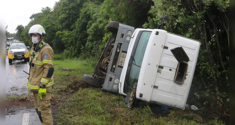 Caminhoneiro morre após veículo capotar na PR-151, entre Ponta Grossa e Palmeira, na tarde deste sábado (2) |