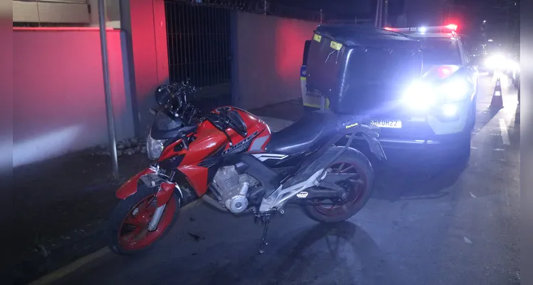 Motociclista perde o controle e atinge parede de loja em PG