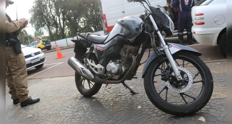 Motociclista colidiu na lateral da camionete.