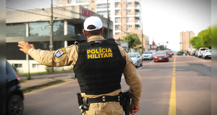 Agentes de segurança fizeram a sinalização da via.