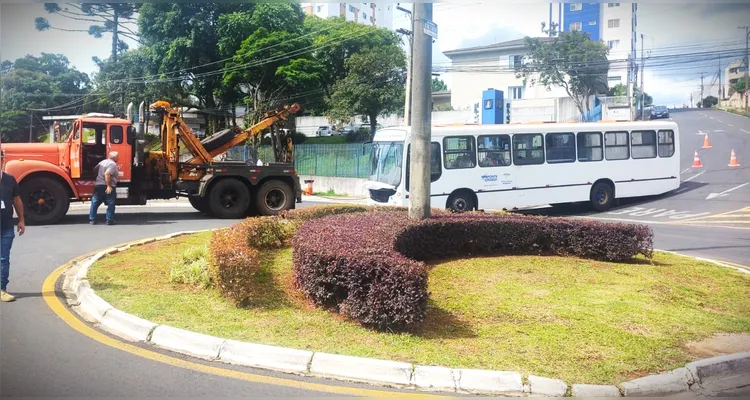 Guincho foi utilizado para retirar o veículo do local.