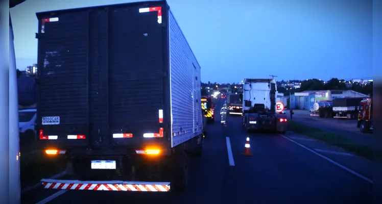 Colisão entre três veículos congestiona BR-376 em Ponta Grossa