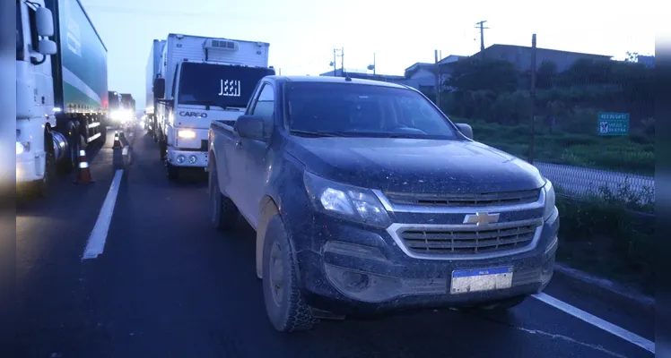 Colisão entre três veículos congestiona BR-376 em Ponta Grossa