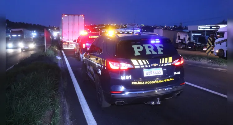 Colisão entre três veículos congestiona BR-376 em Ponta Grossa