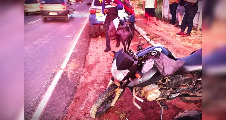 Motociclista colidiu contra um Chevrolet Prisma.