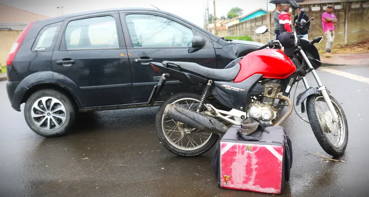 Moto e carro colidiram no cruzamento das ruas.