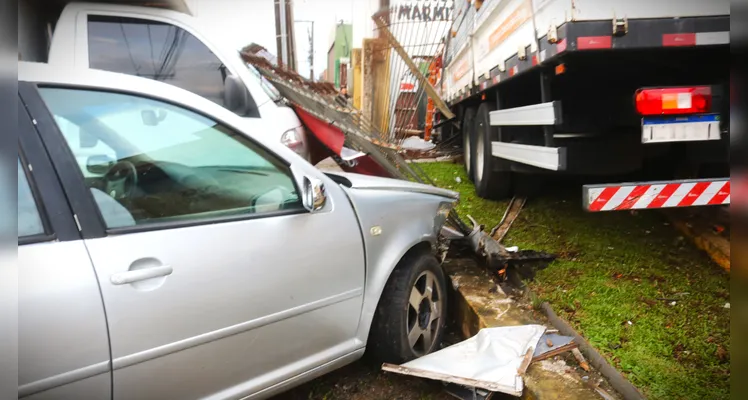 Caminhão ‘acerta’ lojas e gera pânico na BR-376 em Ponta Grossa