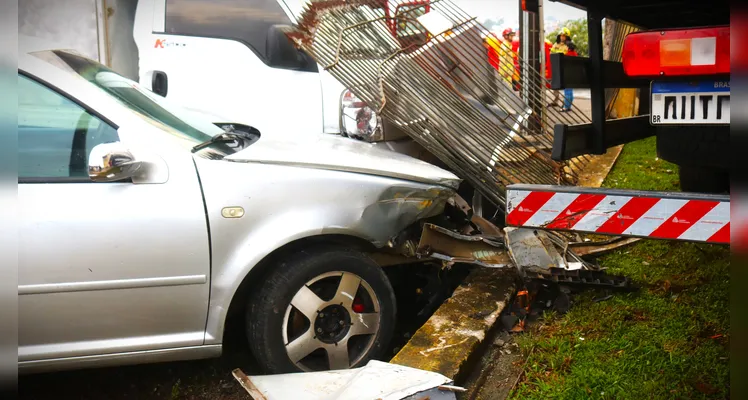 Caminhão ‘acerta’ lojas e gera pânico na BR-376 em Ponta Grossa