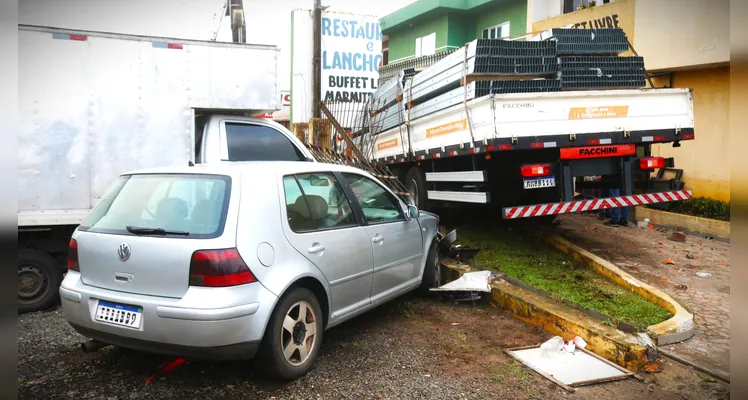 Caminhão ‘acerta’ lojas e gera pânico na BR-376 em Ponta Grossa