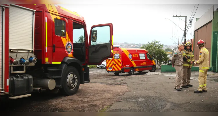 Caminhão ‘acerta’ lojas e gera pânico na BR-376 em Ponta Grossa