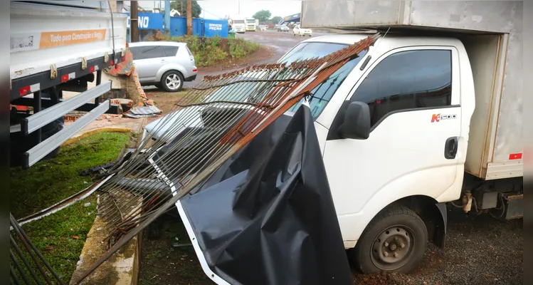 Caminhão ‘acerta’ lojas e gera pânico na BR-376 em Ponta Grossa