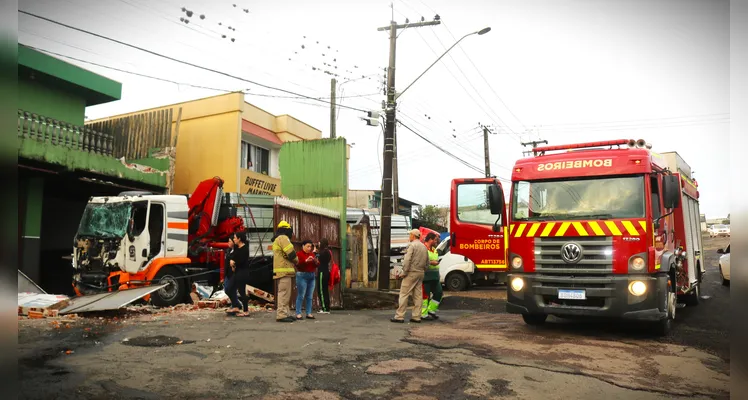 Caminhão ‘acerta’ lojas e gera pânico na BR-376 em Ponta Grossa