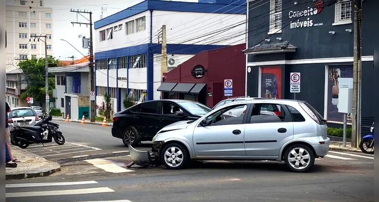 Corsa e Virtus colidiram no cruzamento das ruas.