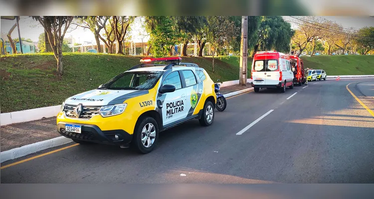 Moto acerta poste e homem fica gravemente ferido em PG