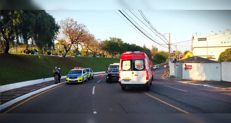 Moto acerta poste e homem fica gravemente ferido em PG