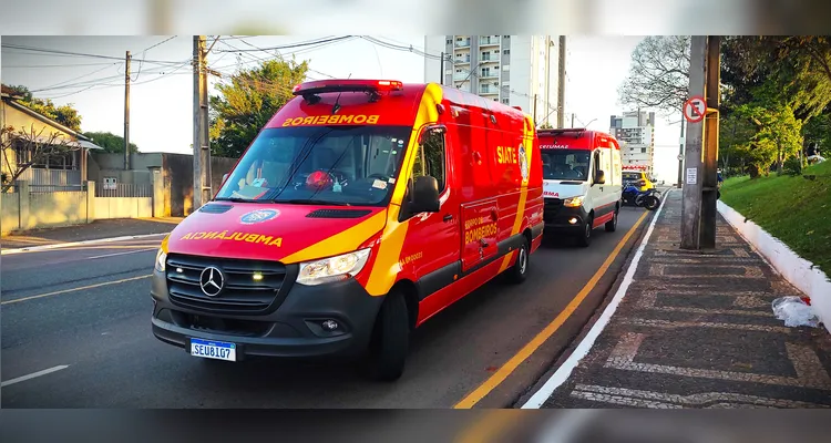 Moto acerta poste e homem fica gravemente ferido em PG