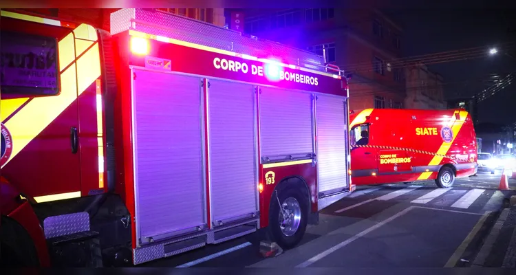 Equipes do Corpo de Bombeiros foram acionadas para a situação.