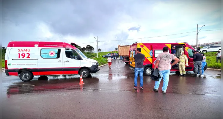 Agentes do Samu e dos Bombeiros, durante o atendimento à ocorrência.