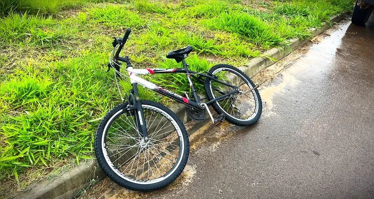 Bicicleta que as vítimas estavam utilizando na hora do acidente.