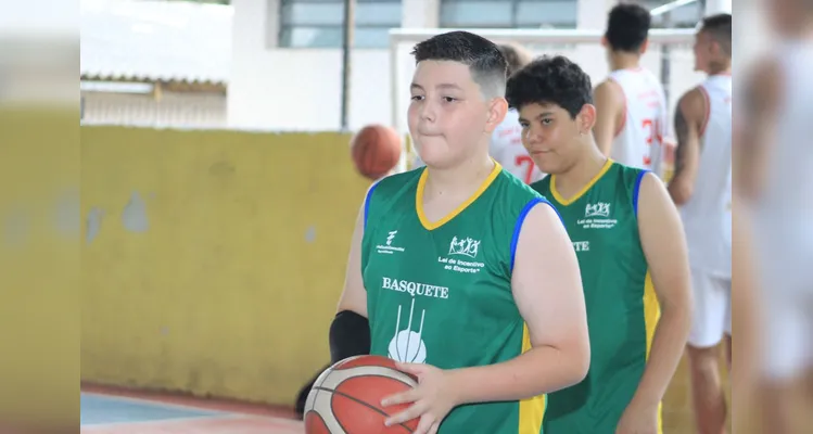 Lançamento ocorreu na quadra de esportes do Colégio Elzira.